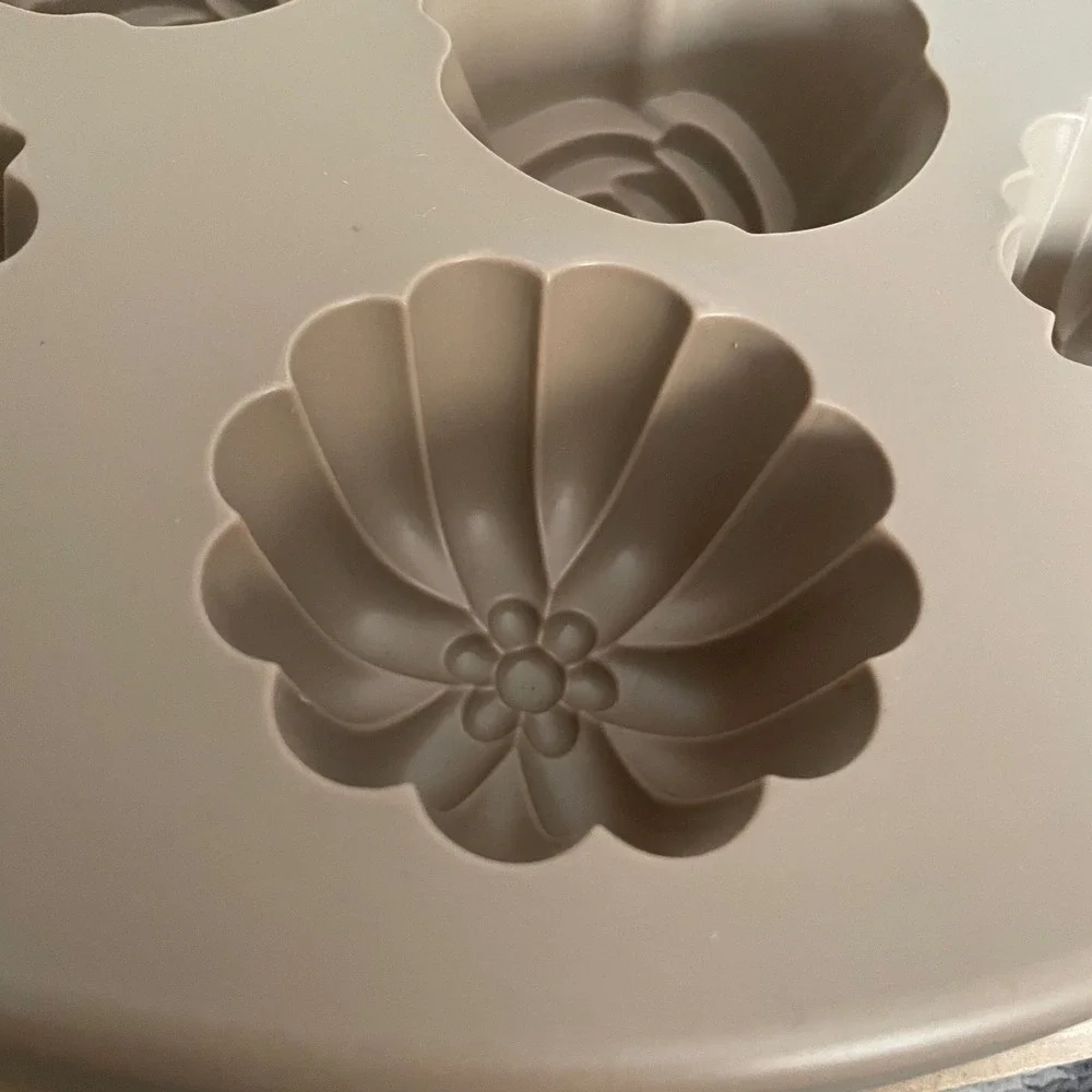 The Pampered Chef Silicone Floral Cupcake Pan bakeware Item‎ #1613